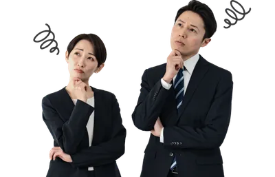 スーツの男女が腕を組み悩んでいる様子